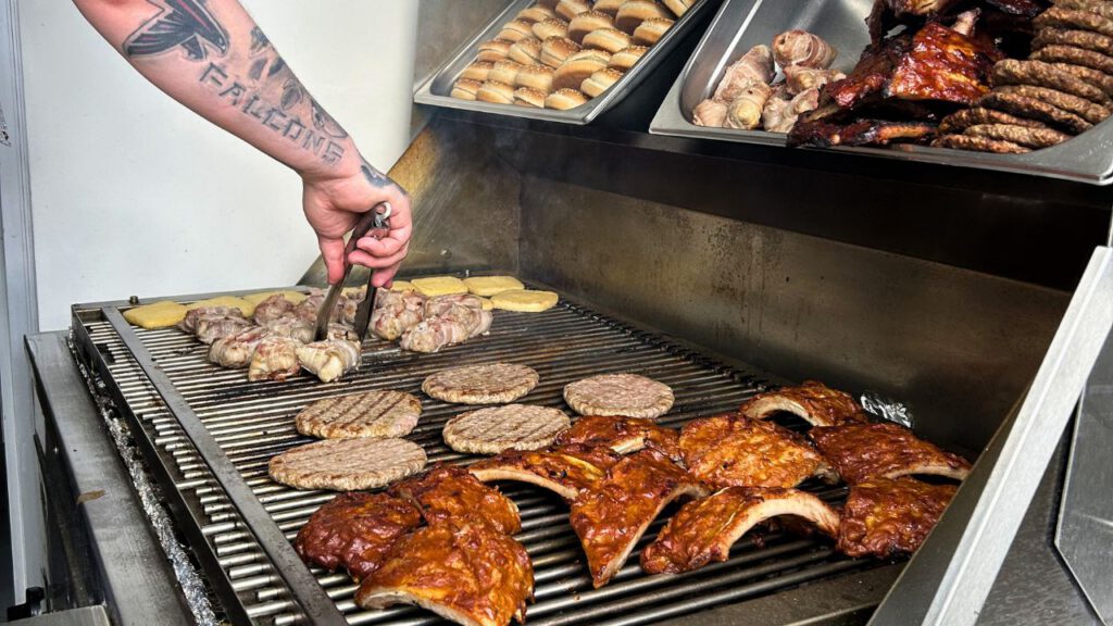 Auf dem Foodtruck werden verschiedene Fleischspezialitäten gegrillt. Spare Ribs, Burger Pattys, Bratwürste, Grillkäse