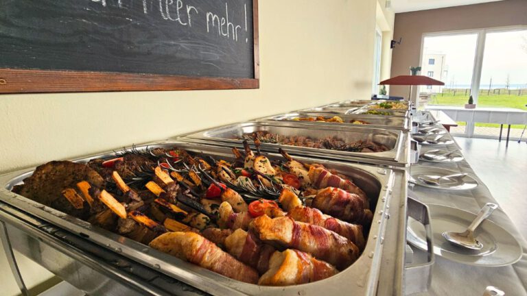 Ansprechendes Buffet mit saftigen Grillspezialitäten