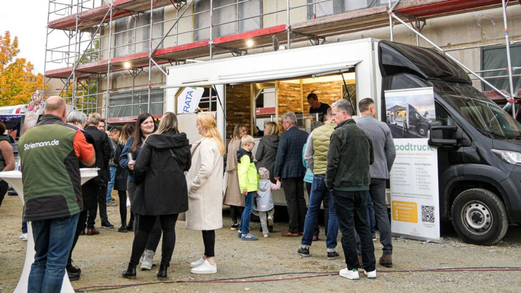 Der Foodtruck bei einem Richtfest mit hungrigen Gästen, die sich auf die Grillspezialitäten freuen